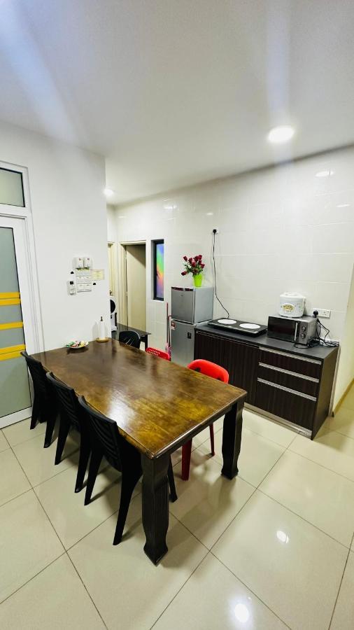 Vista Alam Roomstay Homestay Shah Alam Esterno foto